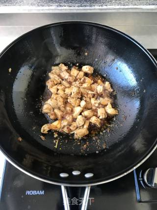 杏鲍菇炒鸡丁的做法步骤：8