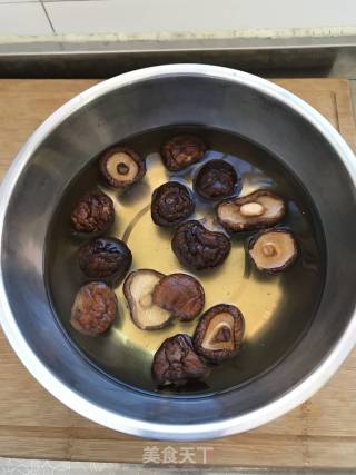 香菇油菜的做法步骤：1