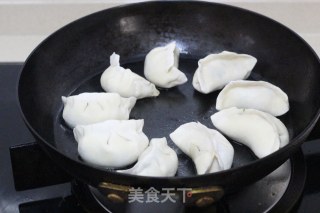 抱蛋煎饺——速冻饺子的华丽变身的做法步骤：2