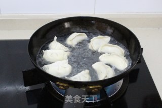 抱蛋煎饺——速冻饺子的华丽变身的做法步骤：3