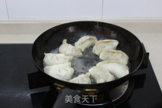 抱蛋煎饺——速冻饺子的华丽变身的做法步骤：5