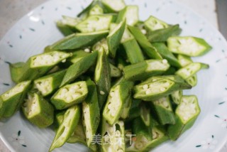 秋葵炒鸡蛋的做法步骤：1