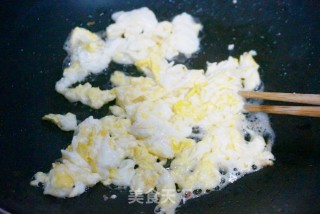 秋葵炒鸡蛋的做法步骤：2
