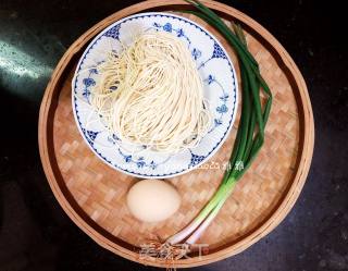鸡蛋面的做法步骤：1
