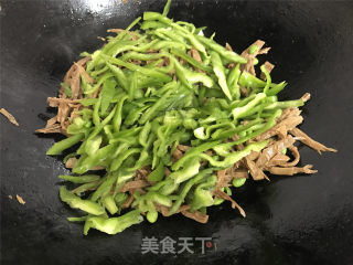 青椒毛豆子炒笋干的做法步骤：6