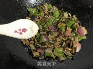 青椒炒鳝片的做法步骤：9