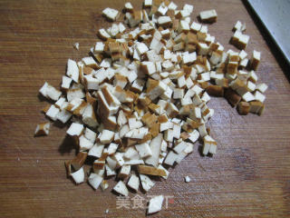香干油麦菜炒饭的做法步骤：4
