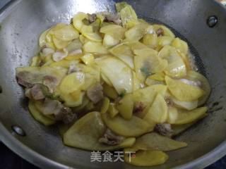 土豆片炒肉的做法步骤：4