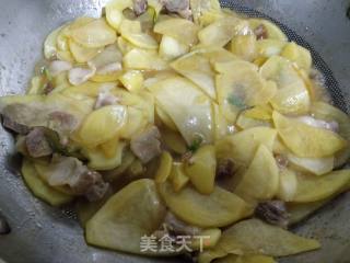 土豆片炒肉的做法步骤：5