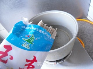腊肠炒面的做法步骤：2
