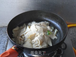 辣白菜烧豆皮的做法步骤：4