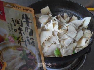 辣白菜烧豆皮的做法步骤：6