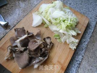 里脊鲜蘑白菜片的做法步骤：2