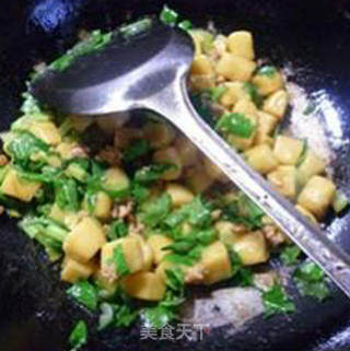 肉末香芹炒玉米面疙瘩的做法步骤：13