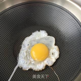 煎鹅蛋的做法步骤：4