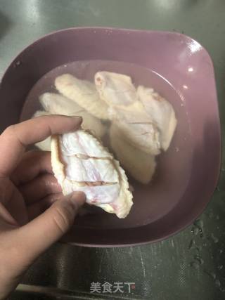 奥尔良炸鸡翅的做法步骤：1