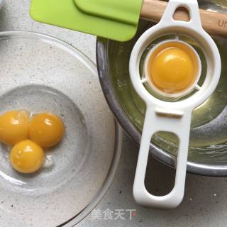 菠菜戚风蛋糕的做法步骤：2