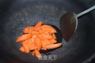 胡萝卜黑木耳炒西芹的做法步骤：2