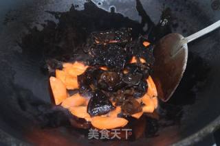 胡萝卜黑木耳炒西芹的做法步骤：3
