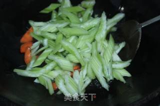 胡萝卜黑木耳炒西芹的做法步骤：4