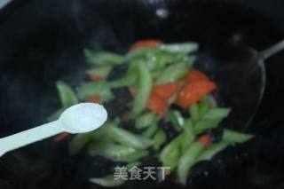 胡萝卜黑木耳炒西芹的做法步骤：6