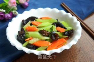 胡萝卜黑木耳炒西芹的做法步骤：7