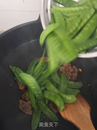荷兰豆炒腊肠的做法步骤：6