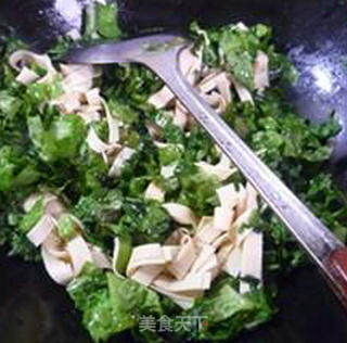 莴笋叶炒千张的做法步骤：7
