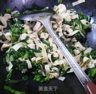 莴笋叶炒千张的做法步骤：9
