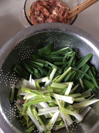 大蒜炒肉的做法步骤：1