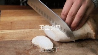杏鲍菇红烧肉的做法步骤：2