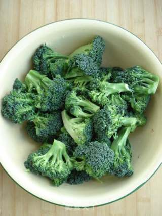 西蓝花炒火腿肠的做法步骤：1