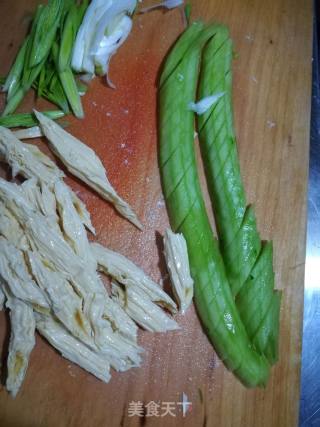 青瓜炒腐竹的做法步骤：1