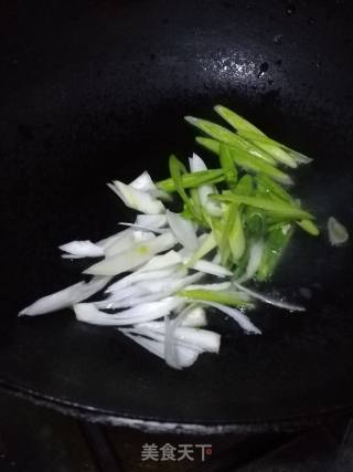 青瓜炒腐竹的做法步骤：2