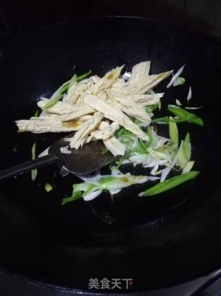 青瓜炒腐竹的做法步骤：3