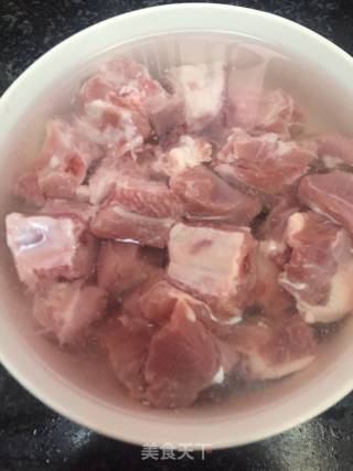 豆豉排骨焖凉瓜的做法步骤：1