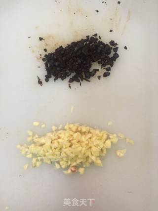 豆豉排骨焖凉瓜的做法步骤：3