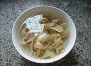 菠菜炒面筋的做法步骤：3