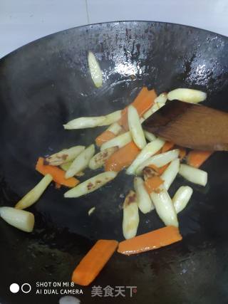铁棍山药炒香肠的做法步骤：4