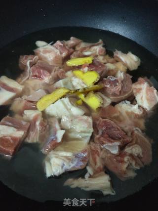 胡萝卜土豆烧牛腩的做法步骤：4