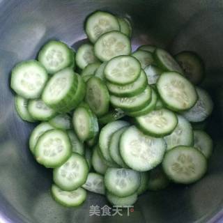 蒜片乳瓜的做法步骤：2