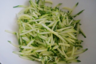 黄瓜鸡蛋饼的做法步骤：1