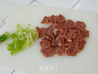 大葱炒鸡心的做法步骤：1