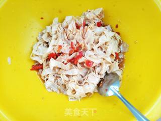 剁椒炝拌豆油皮的做法步骤：4