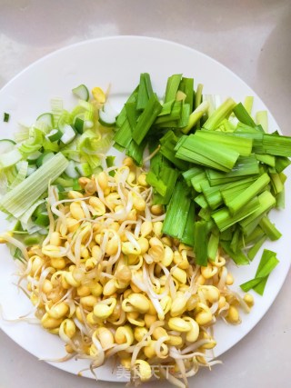 黄豆芽豆芽新吃法---这样做不仅 简单还超级下饭的做法步骤：2