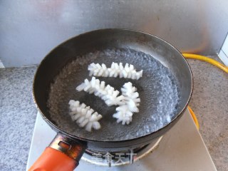墨鱼花炒韭菜的做法步骤：2