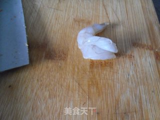 木耳番茄炒虾仁的做法步骤：2