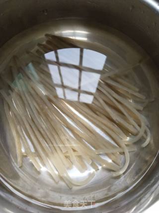 菠菜炒粉条（快手素菜）的做法步骤：1