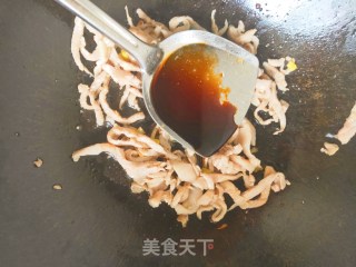 老家传统小吃----韭菜炒肉丝的做法步骤：3