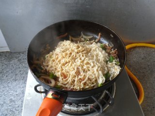 培根炒面的做法步骤：9